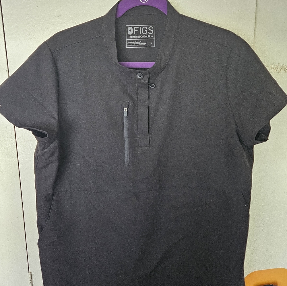 Figs scrub top (black)